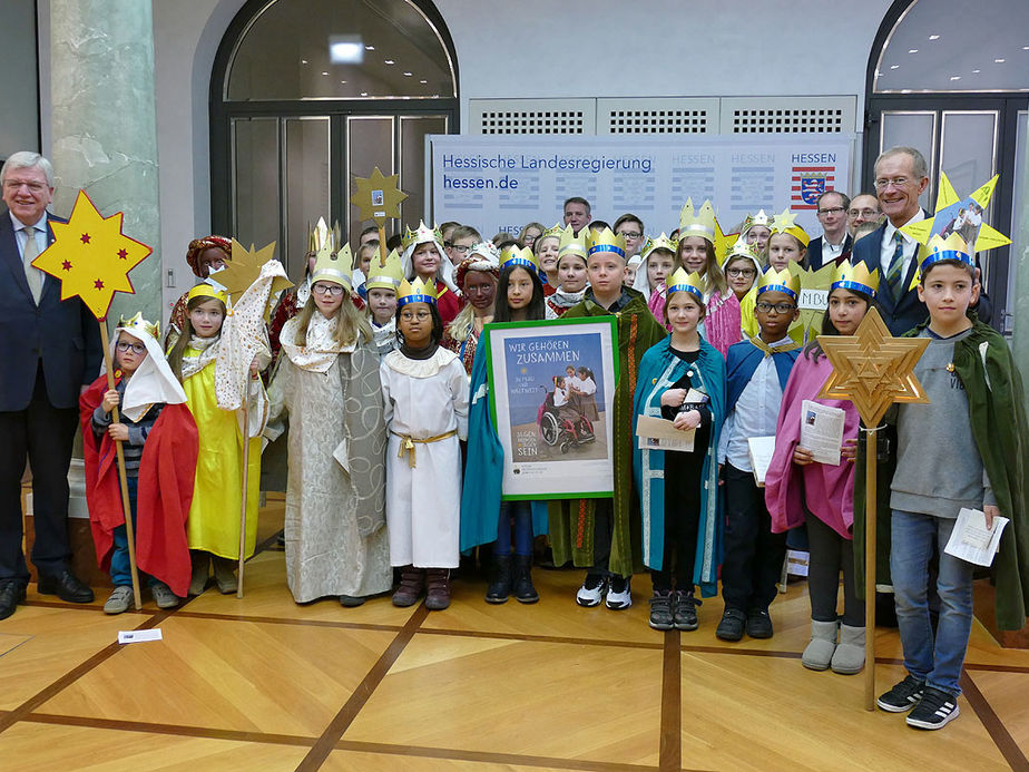 Naumburger Sternsinger zu Besuch beim Hessischen Ministerpräsidenten Volker Bouffier (Foto: Karl-Franz Thiede)